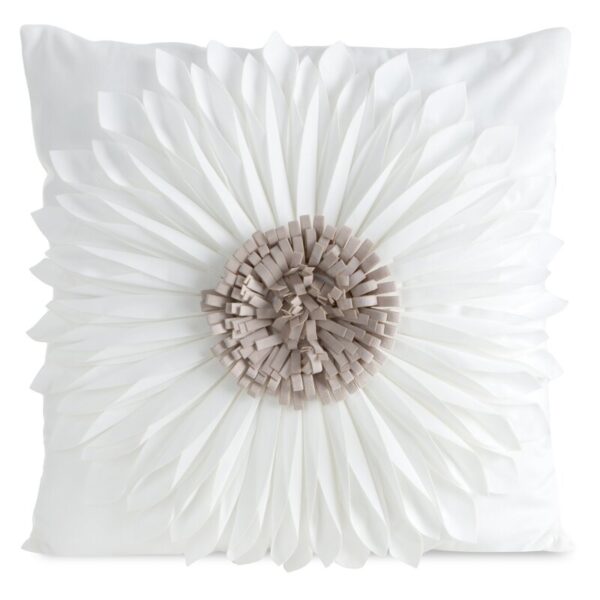 Poszewka na poduszkę 45 x 45 cm z welwetu kolor kremowo, beżowy zdobiona dużym kwiatem 3D FLORES 3